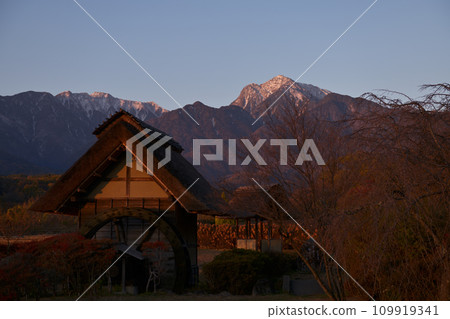 The watermill in Suisha-no-Sato Park and Mt. Kaikomagatake, which glows red in the morning sun The watermill in Suisha-no-Sato Park and Mt. Kaikomagatake, which glows red in the morning sun 109919341