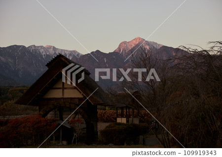 The watermill in Suisha-no-Sato Park and Mt. Kaikomagatake, which glows red in the morning sun The watermill in Suisha-no-Sato Park and Mt. Kaikomagatake, which glows red in the morning sun 109919343
