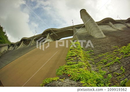 從下游看神納水壩的堤防 109919362