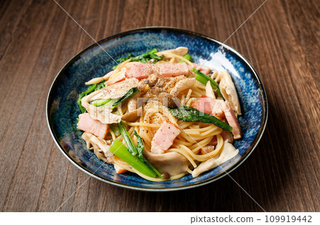 Japanese-style pasta with mushrooms and bacon Japanese-style pasta with mushrooms and bacon 109919442
