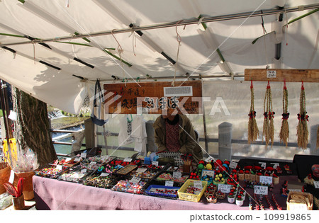 Tourist souvenir shop at Miyagawa Morning Market in Hida Takayama 109919865