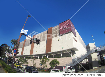 Nishinomiya Gardens shopping mall in front of Hankyu Nishinomiya Kitaguchi Station 109919986