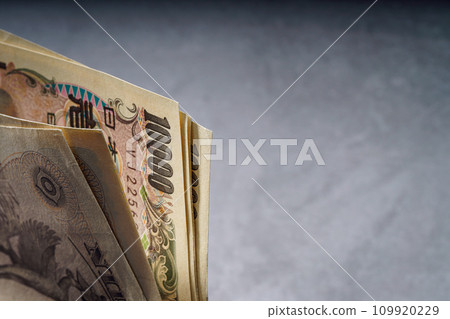 在黑暗的背景的鈔票 109920229