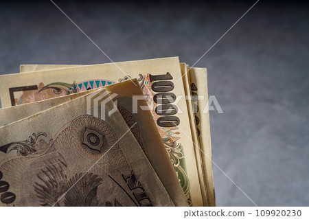 在黑暗的背景的鈔票 在黑暗的背景的鈔票 109920230