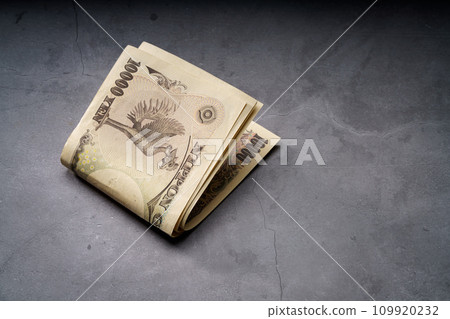 在黑暗的背景的鈔票 109920232