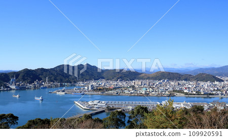 View from Mt. Godai observation terrace, Nanrei mountain range, winter (Kochi City, Kochi Prefecture) View from Mt. Godai observation terrace, Nanrei mountain range, winter (Kochi City, Kochi Prefecture) 109920591