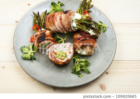 Beef meat rolls with young asparagus. 109920665
