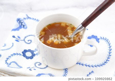 Hot onion consommé soup Hot onion consommé soup 109920862