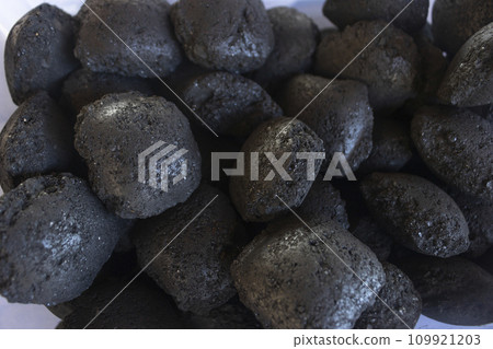 許多黑色煤炭球的照片 109921203