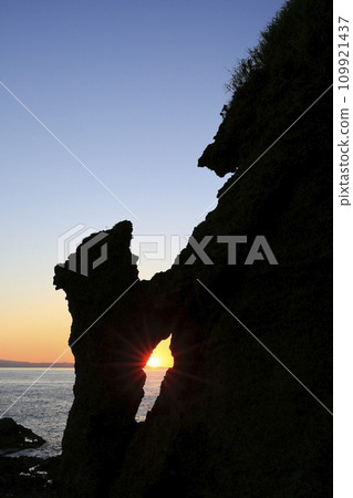 Parent and child Kuma Rock and sunset in Setana Town, Hokkaido Parent and child Kuma Rock and sunset in Setana Town, Hokkaido 109921437