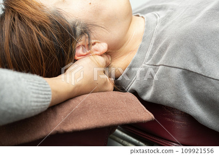 Women who receive massage Women who receive massage 109921556