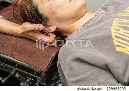 接受按摩的女性 接受按摩的女性 109921605