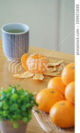 Peeled mandarin orange and green tea Peeled mandarin orange and green tea 109921688