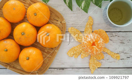 Peeled mandarin orange and green tea 109921797