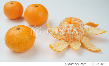 Peeled mandarin orange Peeled mandarin orange 109921836