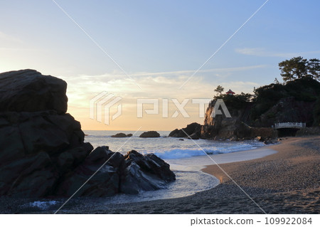Katsurahama, dawn, winter (Kochi City, Kochi Prefecture) 109922084