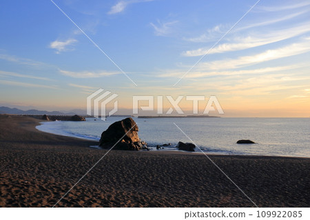 桂浜安靜的早晨海灘冬天（高知縣高知市） 109922085
