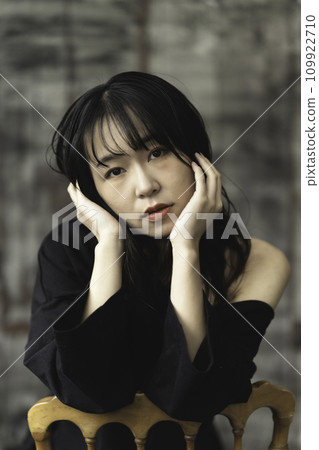 Young woman cool beauty 109922710