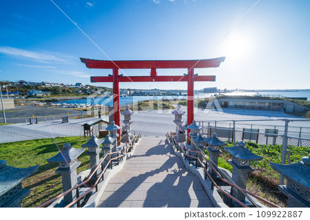 「青森郡」八戶市蕪島神社石階與鳥居 「青森郡」八戶市蕪島神社石階與鳥居 109922887