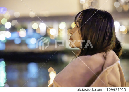 一位女士正在欣賞港口夜景 109923023