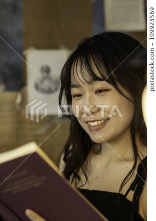 Young woman reading in a chic room 109923569