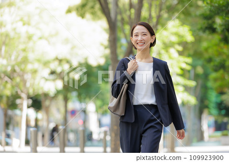 Business woman Business woman 109923900