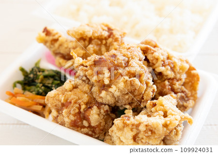 Delicious chicken fried chicken lunch Delicious chicken fried chicken lunch 109924031