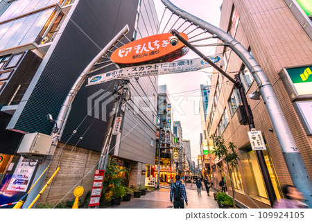日本東京城市景觀,12 月俯瞰錦糸町車站前的酒吧區 日本東京城市景觀,12 月俯瞰錦糸町車站前的酒吧區 109924105