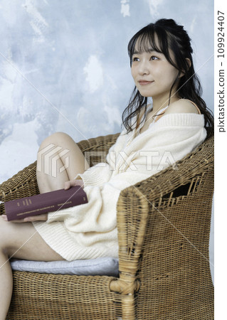 A young woman reading in a feminine atmosphere 109924407