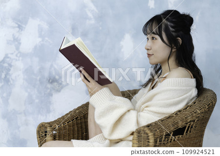 A young woman reading in a feminine atmosphere 109924521