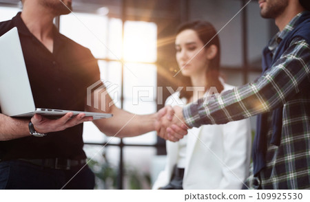 Group conference discussion of business people shaking hands 109925530