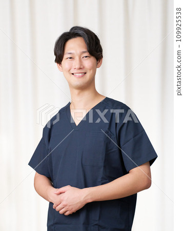 男性脊椎按摩師微笑著看著你 109925538