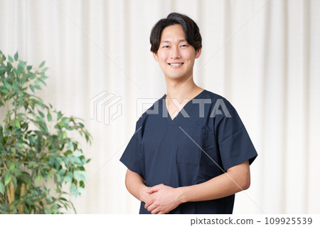 男性脊椎按摩師微笑著看著你 109925539