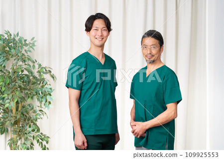Male staff in scrubs looking at you with a smile 109925553