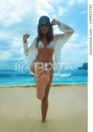 Funny emotion Beautiful young woman on the beach. smiling girl in Sunglasses 109925791