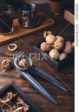 Walnuts and nutcracker 109926098