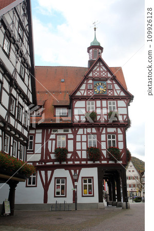 Rathause on the Marktplatz square in Bad Urach, Germany 109926128