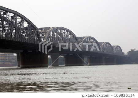 Bridge across the river, Vivekananda Setu. It links the city of Howrah, at Bally, to its twin city of Kolkata, at Dakshineswar. Bridge across the river, Vivekananda Setu. It links the city of Howrah, at Bally, to its twin city of Kolkata, at Dakshineswar. 109926134