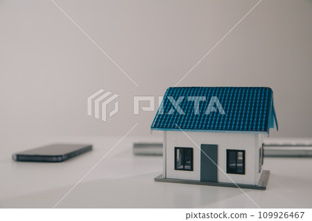 real estate agent Delivering sample homes to customers, mortgage loan contracts. Make a contract for hire purchase and sale of a house. and home insurance contracts, home mortgage loan concepts 109926467