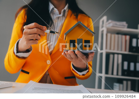 real estate agent Delivering sample homes to customers, mortgage loan contracts. Make a contract for hire purchase and sale of a house. and home insurance contracts, home mortgage loan concepts real estate agent Delivering sample homes to customers, mortgage loan contracts. Make a contract for hire purchase and sale of a house. and home insurance contracts, home mortgage loan concepts 109926484