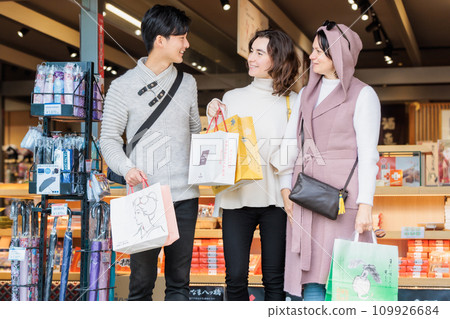 Foreign travelers who bought souvenirs while sightseeing in Kyoto 109926684