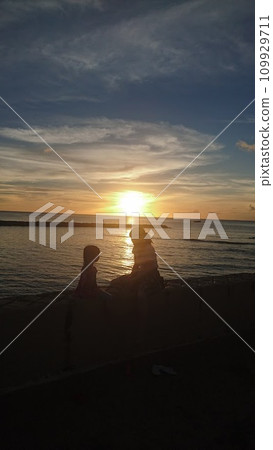 People facing each other in the night view of Hawaii 109929711