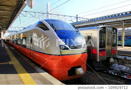 The gateway to the Tsugaru Straits and the terminal station of the Tohoku Main Line... [Limited Express Tsugaru] 751 series and 701 series stopping at "Aomori Station" 109929712