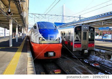 津輕海峽的門戶、東北本線的終點站…【特急津輕】751系、701系停靠“青森站” 津輕海峽的門戶、東北本線的終點站…【特急津輕】751系、701系停靠“青森站” 109929721