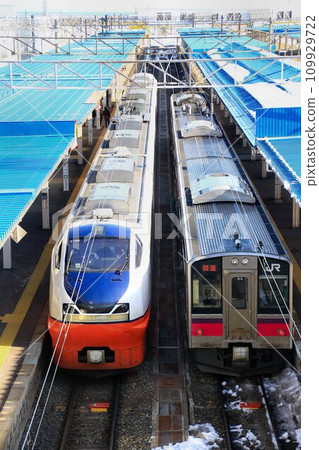 The gateway to the Tsugaru Straits and the terminal station of the Tohoku Main Line... [Limited Express Tsugaru] 751 series and 701 series stopping at "Aomori Station" 109929722
