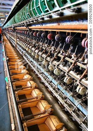 [The thread handling machine at the silk handling mill] contributed greatly to not only the modernization of Japan but also the technological innovation of the silk industry. 109929800