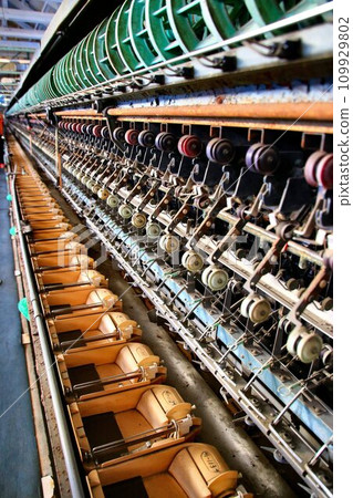 [The thread handling machine at the silk handling mill] contributed greatly to not only the modernization of Japan but also the technological innovation of the silk industry. 109929802