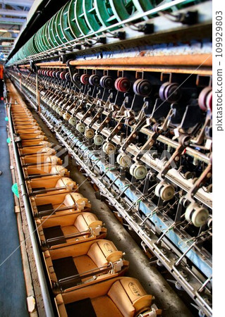 [絲綢處理廠的絲線處理機]不僅為日本的現代化，也為絲綢工業的技術創新做出了巨大貢獻。 109929803