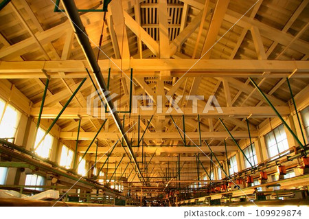 美麗的桁架結構…國寶絲廠的橫梁，不僅對日本的現代化，而且對絲綢工業的技術創新做出了巨大的貢獻。 109929874