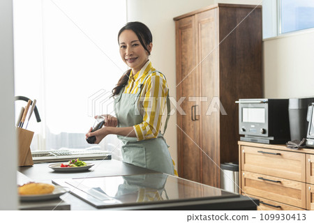 A woman seasoning with seasonings 109930413